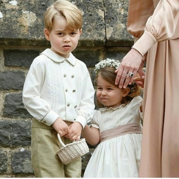 А вы замечали, что принца Джорджа одевают так же, как и его отца десятилетия назад?